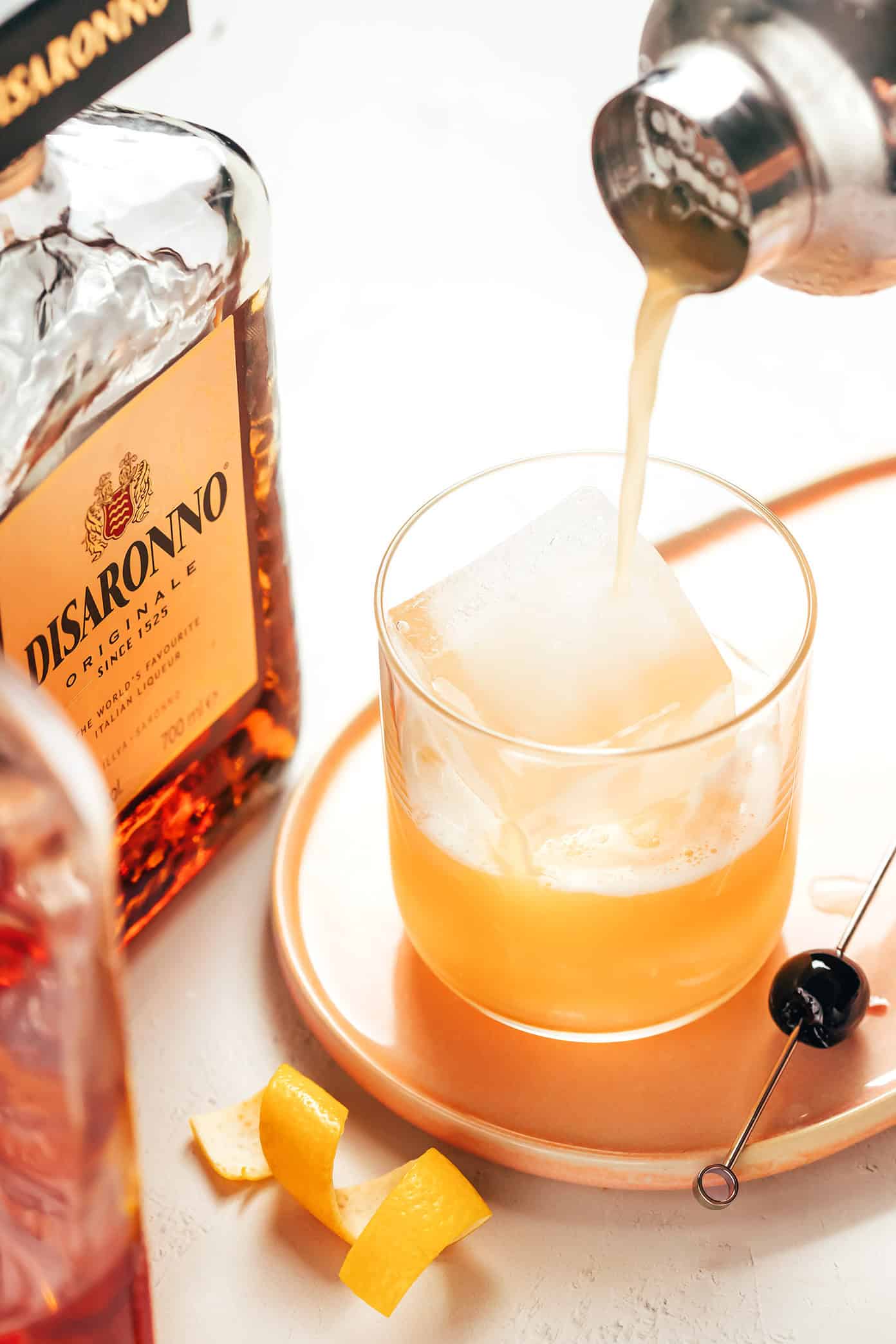 How to make an amaretto sour cocktail